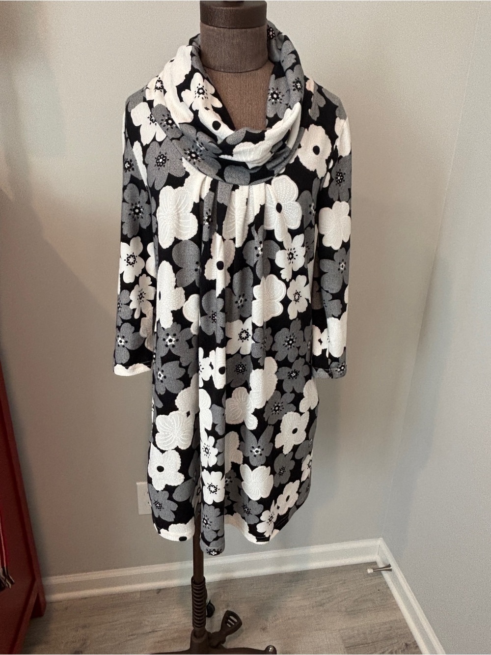 Papillon Black & White Floral Knit Top - M